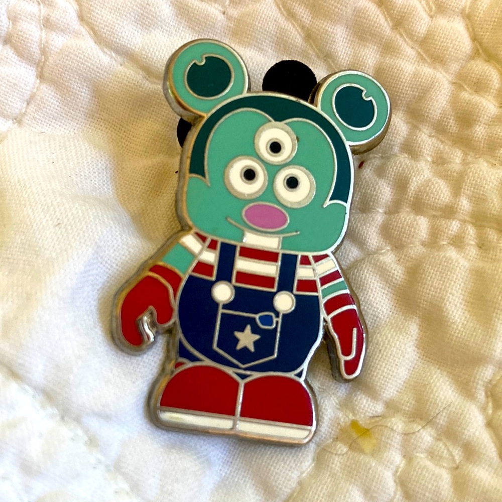 Disney alien trading pin limited edition.